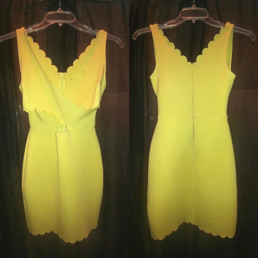 Sold!! TOPSHOP Cutout Scallop Edge Body-Con Dress - Picture 3 of 8